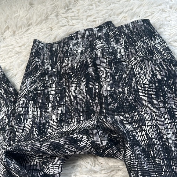 Lululemon InStill High-Rise Tight 25" Lino Slide Alpine White Black - Picture 2 of 6